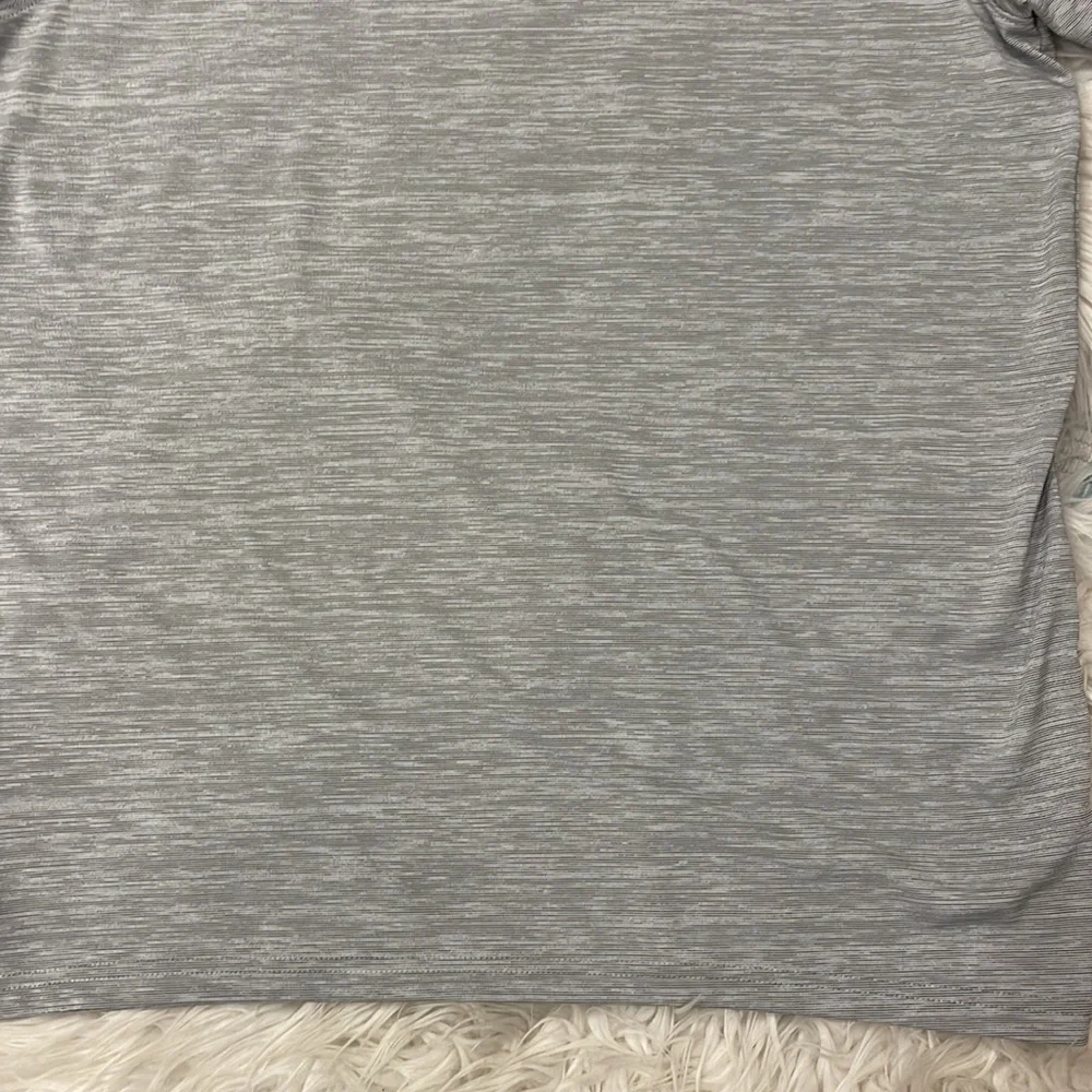 Mens Oakley shirt. - Picture 3 of 7